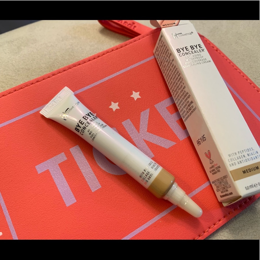 NWT It Bye Bye concealer medium w/ make up bag